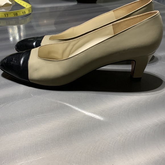 David Evins Bone & Black Classic Spectator Pump Size 9 1/2 AAAA (Extra Narrow) - Picture 5 of 14